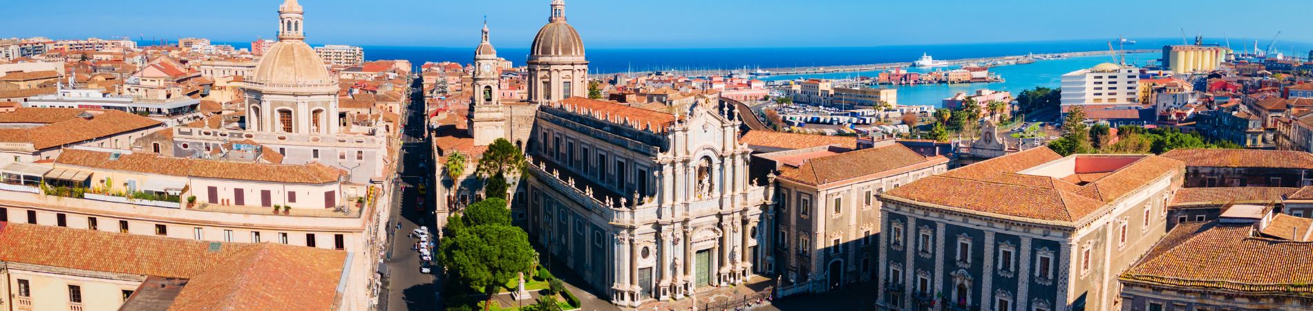 Catania – barocke Altstadt aus Lavastein mit Blick zum Ätna