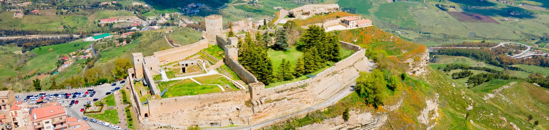 Enna, höchste Provinzhauptstadt Italiens, mit dem Castello di Lombardia und Panorama über Zentralsizilien